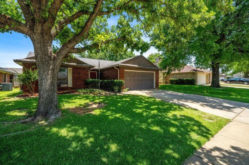 1207 Trenton Ln, Euless, TX 76040-6367
