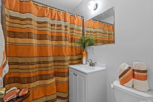 11 Lincoln Ave, Wheatley Heights NY  11798-4201 exterior