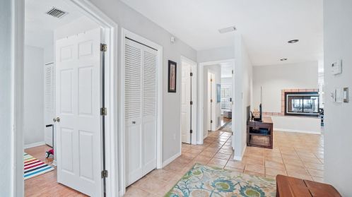 5904 Bayview Cir, Saint Petersburg FL  33707-3930 exterior