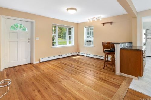 106 Oak Cir, Mahopac NY  10541-4146 exterior