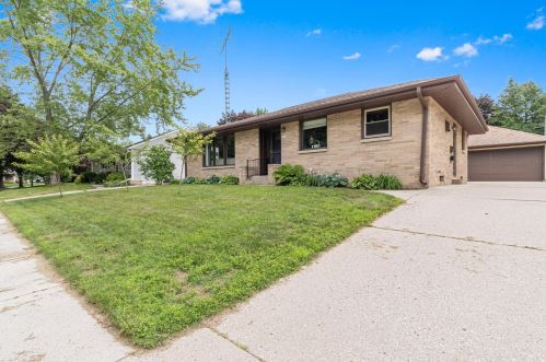 2023 Rheaume Rd, Manitowoc, WI 54220-2546