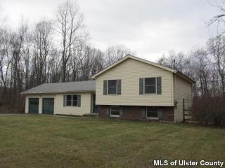 38 Roxanne Blvd, Highland, NY 12528-2827