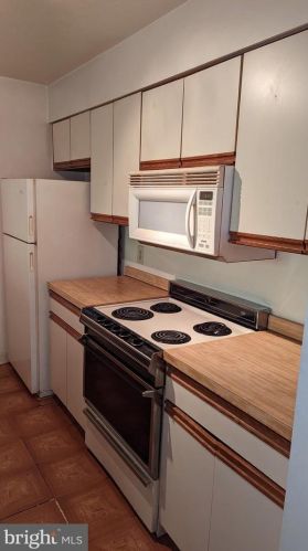 1124 Governor House Cir, Wilmington, DE 19809-2415