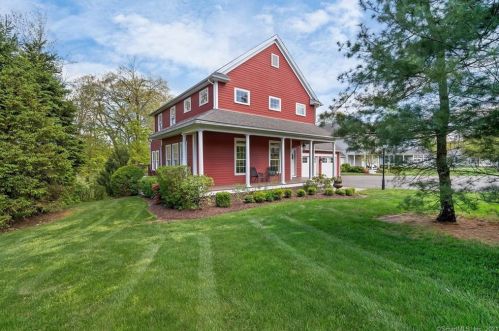 121 Periwinkle Dr, Waterbury, CT 06762-3235