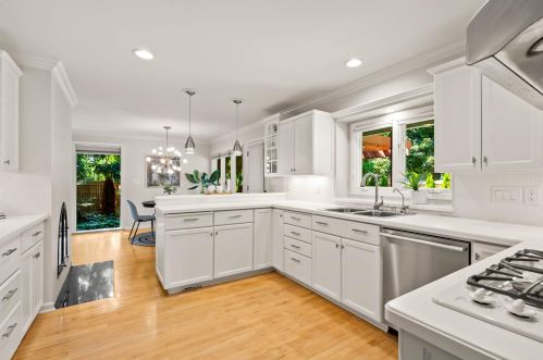 7607 Lake Dr, Milwaukee WI  53217-2909 exterior