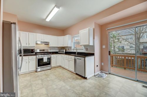 2496 Clover Fld Cir, Herndon VA  20171-4339 exterior