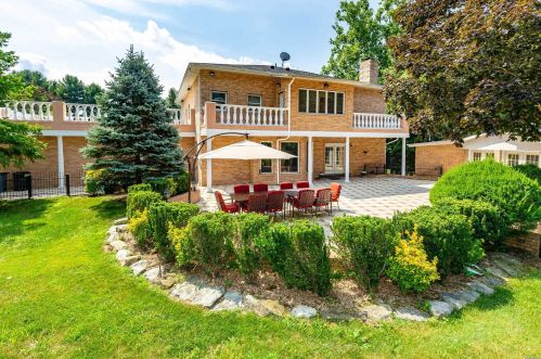 18 Linden Ln, Westbury NY  11568-1610 exterior