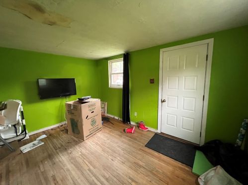 3864 Delco Rd, Pittsburgh, PA 15227-2633