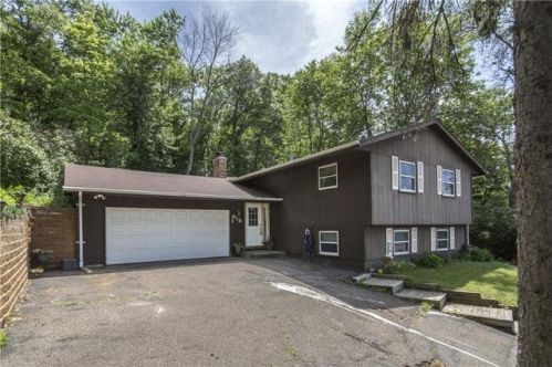 615 Front St, Hudson, WI 54016-2203