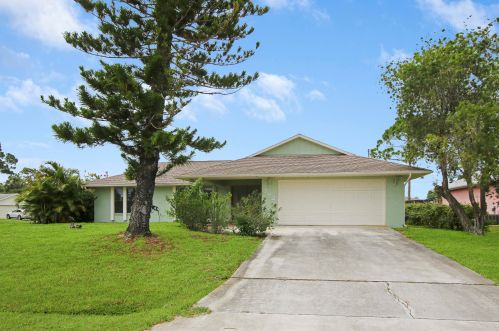 792 Majestic Ter, Fort Pierce, FL 34983-3861