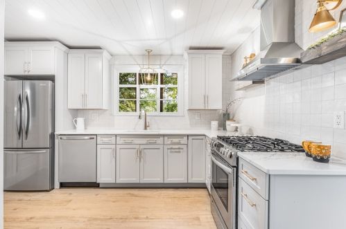 318 New Castle St, Zelienople PA  16063-1336 exterior