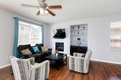 9674 Two Harbors Dr, Elk Grove CA  95624-4491 exterior