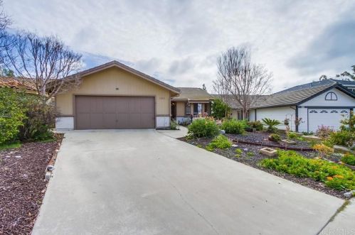 1235 Longfellow Rd, Vista, CA 92081-9065