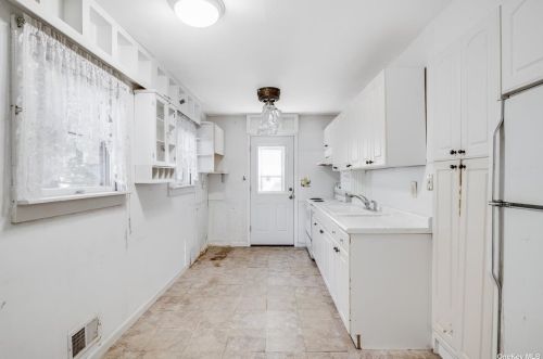 812 Larkfield Rd, Elwood NY  11731-6503 exterior