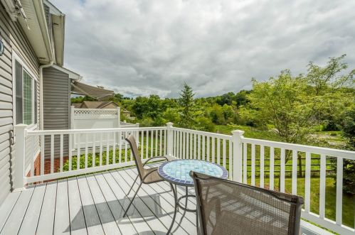 204 Lenox Ct, Imperial, PA 15126-1274