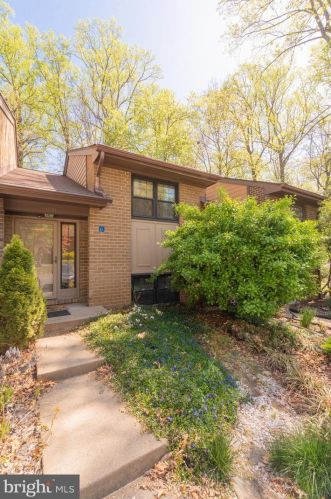 2031 Headlands Cir, Herndon VA  20191-3640 exterior