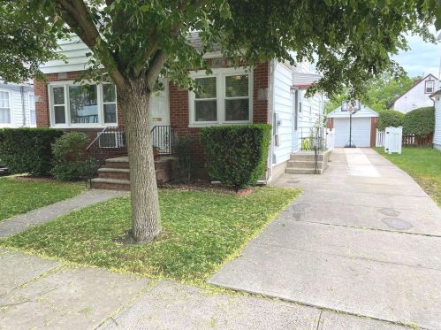 87 Iris Ave, Floral Park, NY 11001-2707