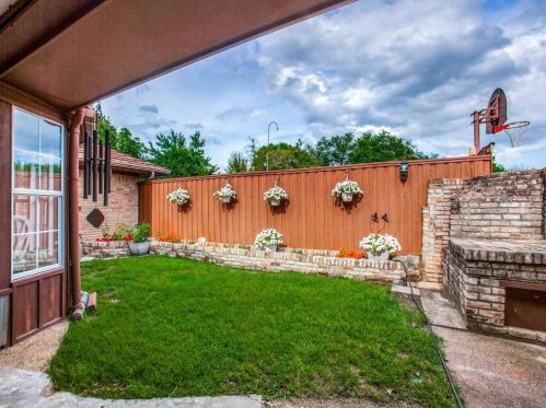 7268 Fernmeadow Dr, Dallas TX  75248-5605 exterior