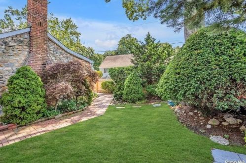 35 Teed St, Huntington Station, NY 11746-4331