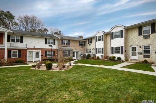 10 Glen Hollow Dr, Holtsville, NY 11742-2404