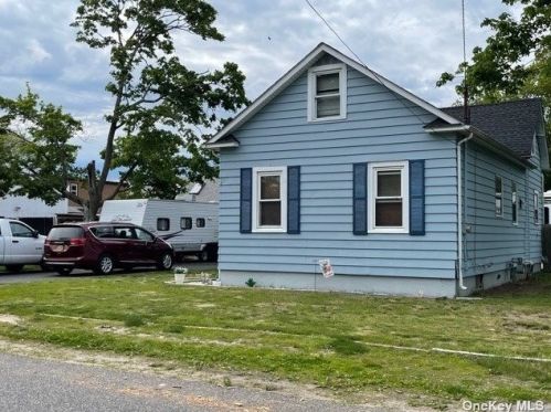 1 Fairview Ave, Islip Terrace, NY 11752-2701