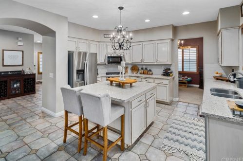 42240 Ridge View Dr, Lancaster CA 93536-7382 exterior