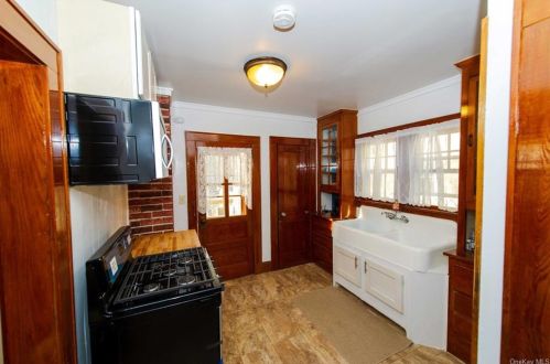 80 Watkins Ave, Middletown NY 10940-4529 exterior