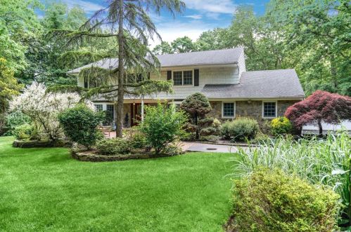 2 Greenbriar Ln, Huntington Station, NY 11746-5314