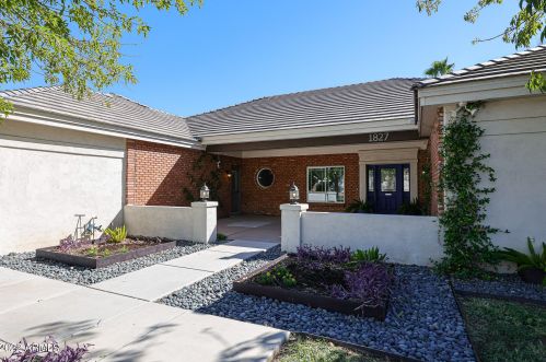 1827 Evergreen St, Mesa, AZ 85203-5803
