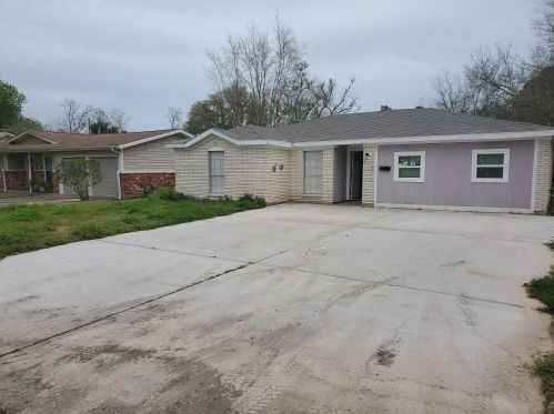 817 Temple Dr, Hitchcock, TX 77563-1621