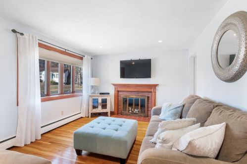 17 Bagnell Ave, Salem, NH 03079-4207