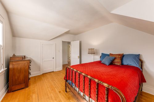 1919 Church St, Milwaukee WI 53213-2129 exterior