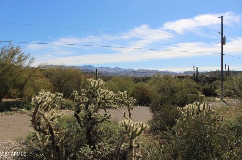 32581 Lisa Dr, Black Canyon City, AZ 85324-8716