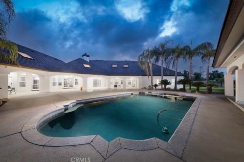 311 Saba Way, Bakersfield, CA 93314-7824