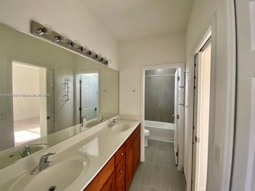 948 104th Ave, Miami FL  33172-4097 exterior