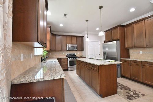 7 Lily Ln, Piscataway NJ  08854-6670 exterior