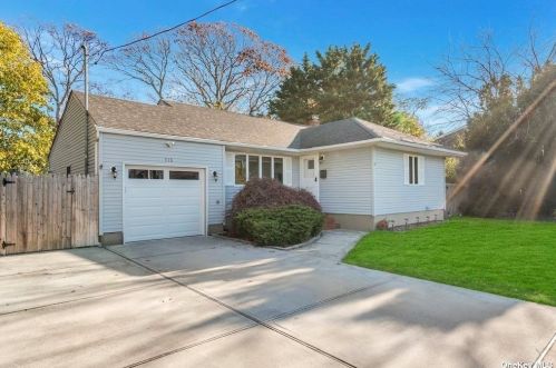 516 Greene Ave, North Lindenhurst NY  11757-3449 exterior