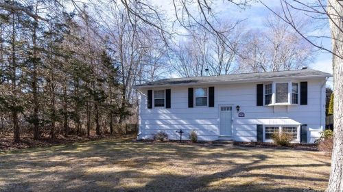 29 Highland Dr, Gales Ferry, CT 06339-1835