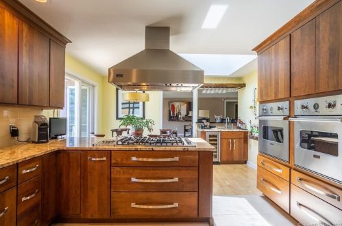 9 Stuart Dr, Bloomfield CT 06002-1524 exterior