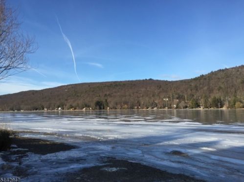 112 Pinecliff Lake Dr, West Milford Lakes NJ  07480-1378 exterior