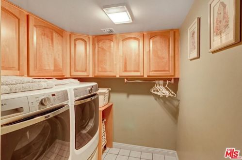 5100 Noble Ave, Van Nuys CA 91402-4509 exterior