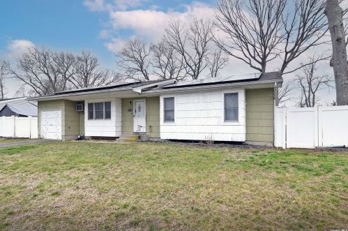 1544 Carl Ave, Holbrook, NY 11741-2318
