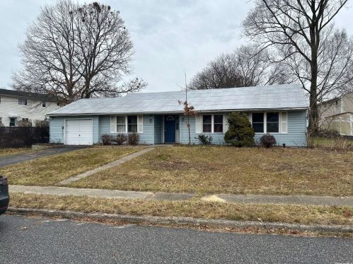 4 Continental Dr, South Setauket, NY 11720-1448