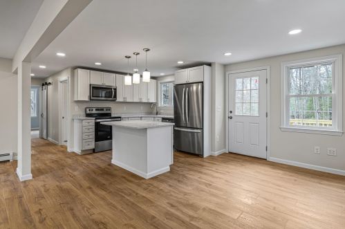 23 Raymond Rd, Deerfield NH  03037-1519 exterior