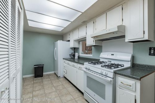 41 Kingsley Way, East Freehold NJ  07728-1675 exterior