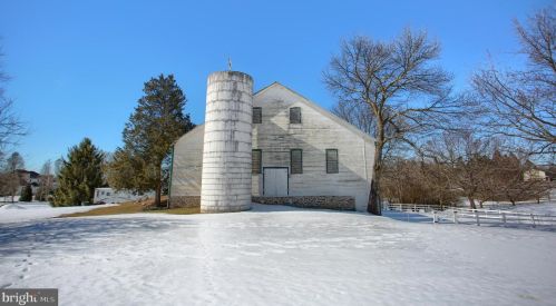 6411 Devonshire Hts Rd, Harrisburg PA 17111-4818 exterior