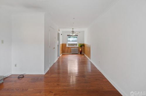 18 Roosevelt Ct, Metuchen, NJ 08840-1427