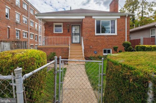 5105 Ayers Pl, Washington, DC 20019-6452