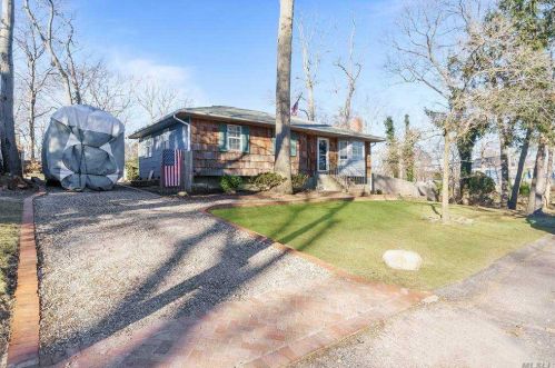 64 Tangier Dr, Scotts Beach, NY 11789-2129