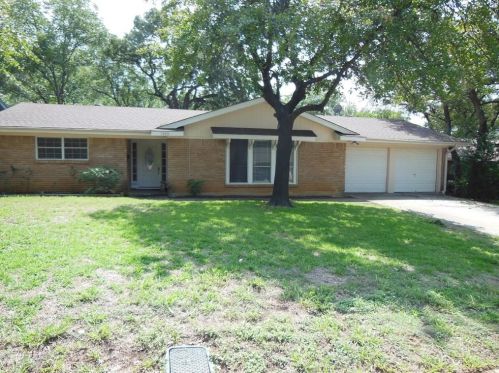 1703 Windlea Dr, Euless TX  76040-4016 exterior